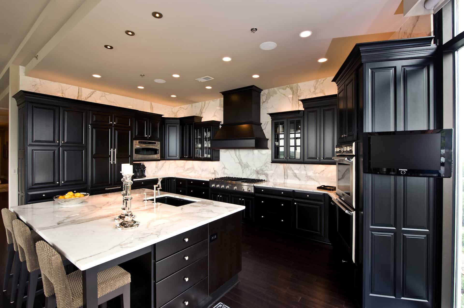 black glossy tiles 12 Amazing Kitchens With Glossy Tiles