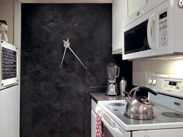 Черная венецианская штукатурка на кухне фото