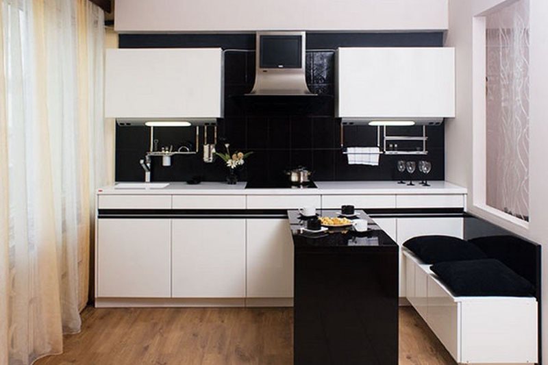 Черная барная стойка на кухне с белым гарнитуром