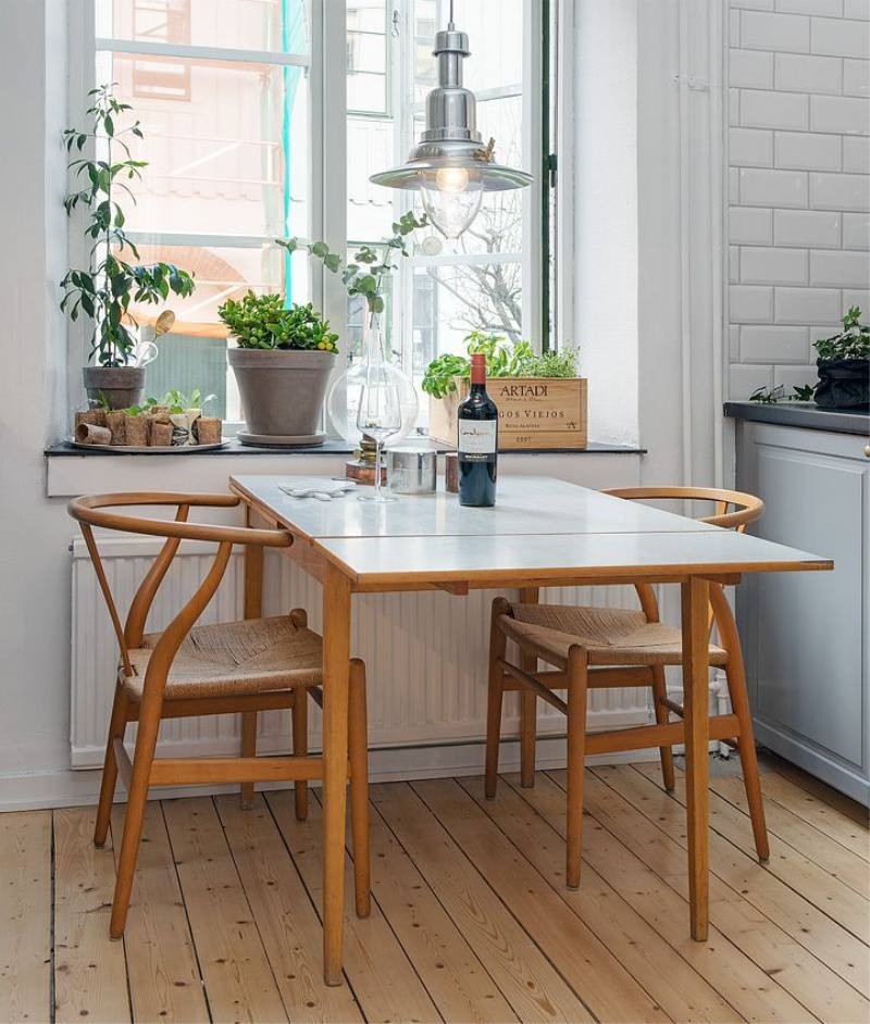 Прямоугольный стол возле кухонного окна