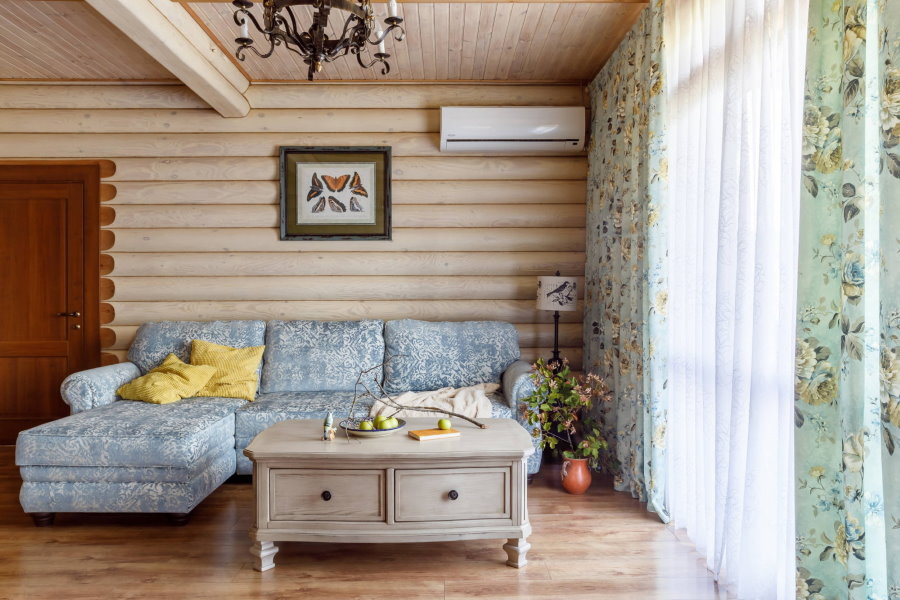 Пример оформления гостиной в стиле прованс в деревянном доме