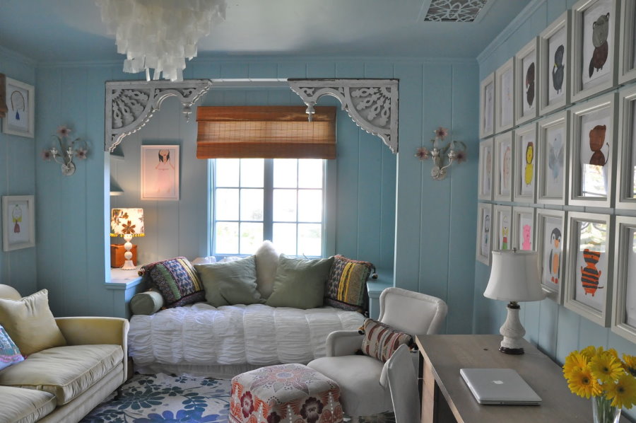 Голубые стены уютной гостиной в деревенском стиле