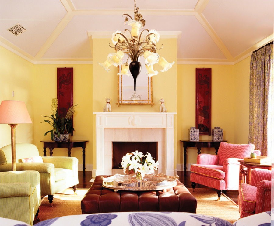 Окраска в желтый цвет стены в гостиной с камином