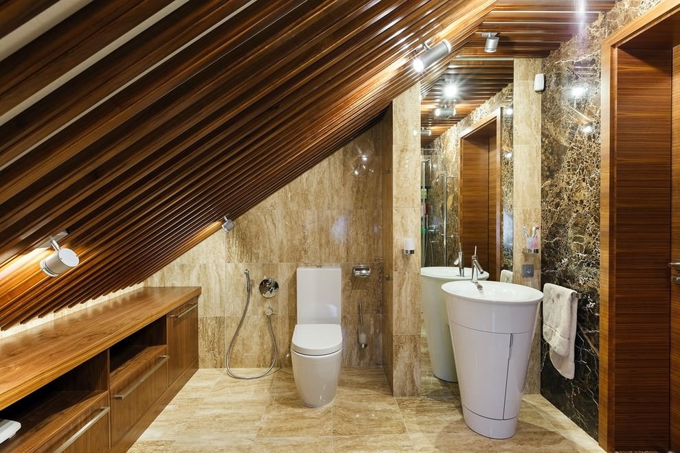 Облицовка плиткой стен в мансардной ванной комнате