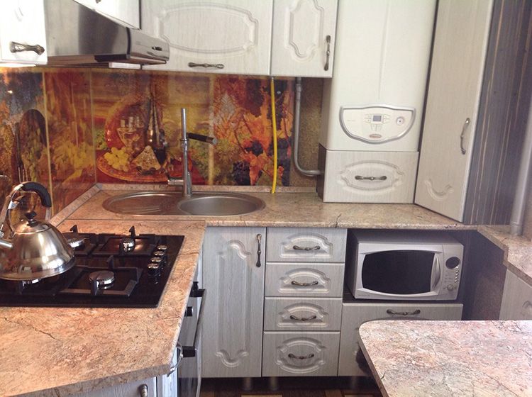 Газовая колонка, которая по стилю подходит к кухонному гарнитуру