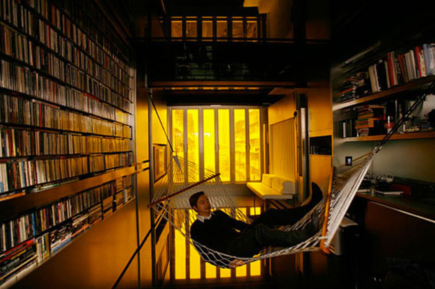 Гамак в домашней библиотеке