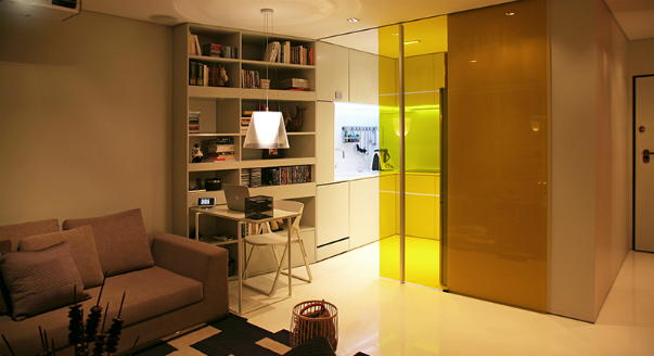 Книжный стеллаж в гостиной