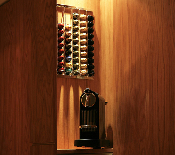 Декоративные элементы в отсеках шкафа