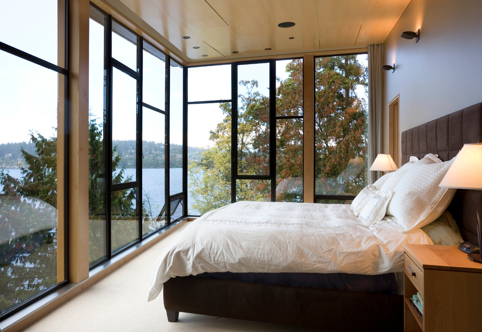 Спальня со стеклянными стенами