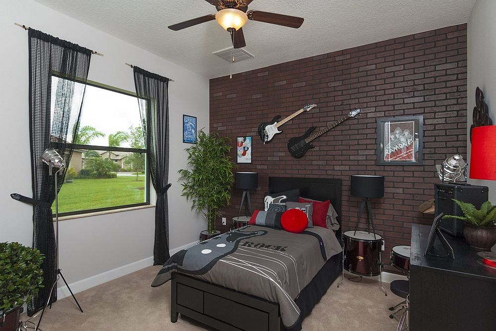 Классная комната для подростка с чёрной кирпичной стеной и гитарами на ней