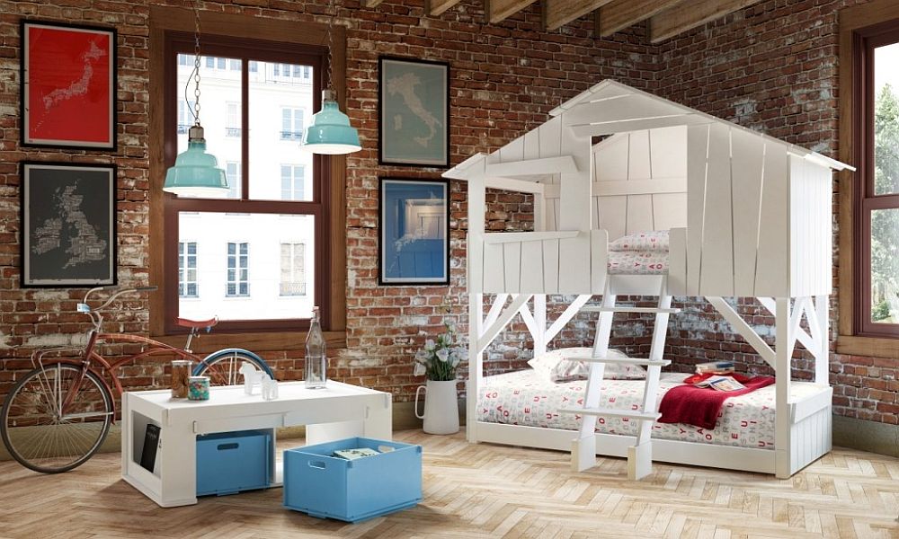 Необычная двухэтажная кровать в интерьере комнаты с кирпичом