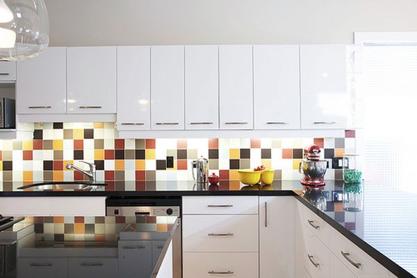 Белые шкафчики и разноцветный плиточный фартук на кухне