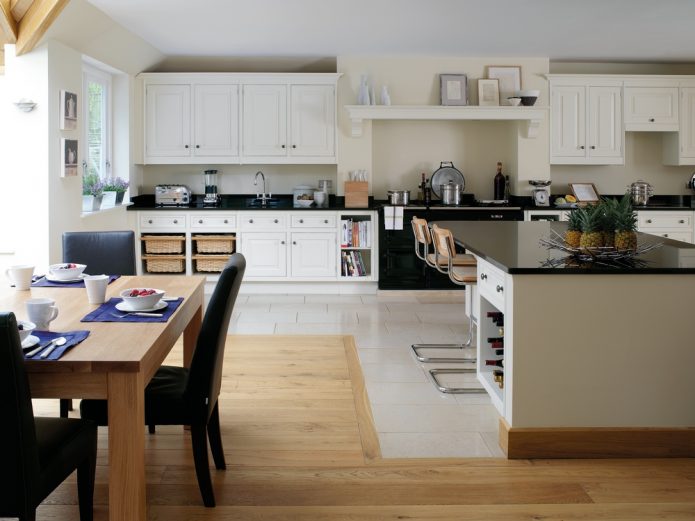 Комбинированный пол из плитки и ламината светлых тонов на кухне