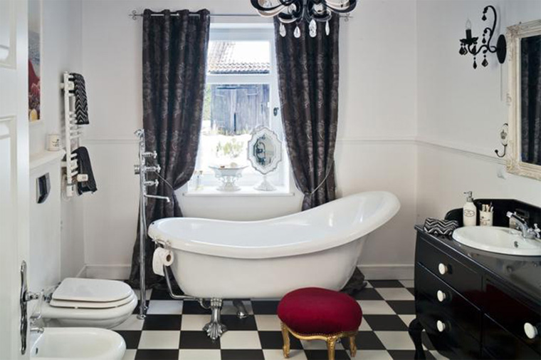 Ванная комната в стиле ретро с шахматным узором на полу, фото