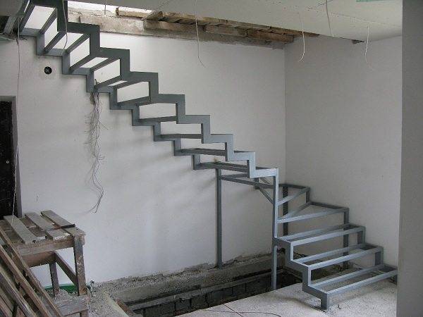 Металлическая лестница на второй этаж, прежде всего, должна иметь надежное основание для ее расположения
