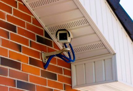 Камера расположена в неприметном месте Устанавливать камеры стоит в незаметных для посторонних местах