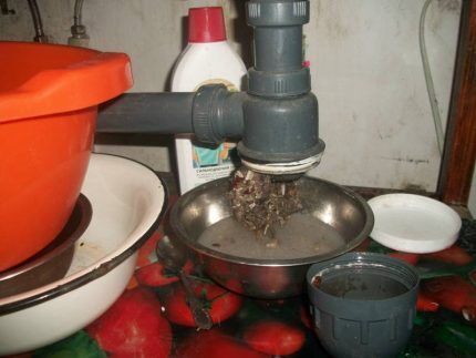 Своевременная очистка сифона поможет избежать дальнейших проблем Прочистка сифона