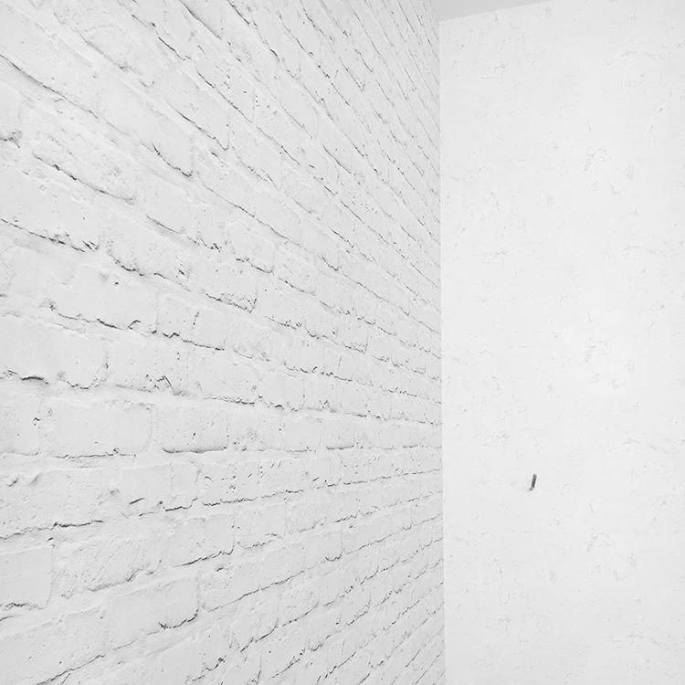 Стена с имитацией белых обоев под кирпич