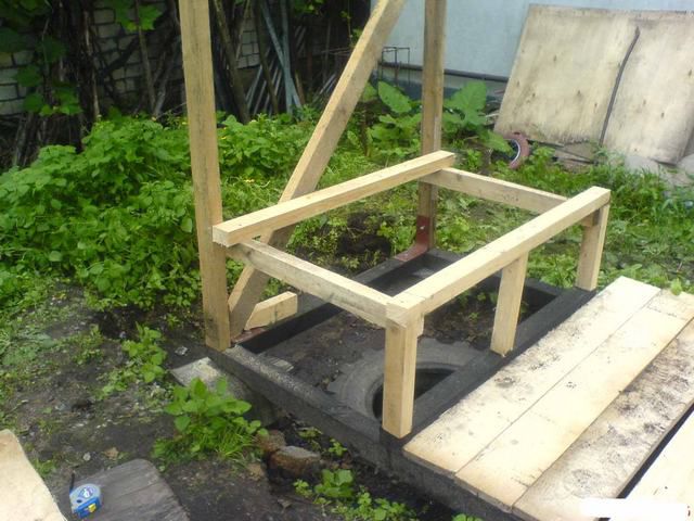 Дачный туалет можно установить и на свайном или столбчатом фундаменте