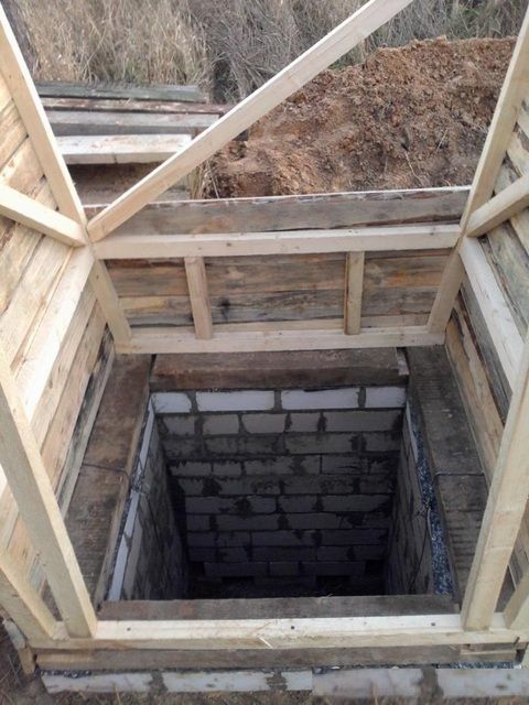 Над ямой крепится пояс из толстого бруса, к которому монтируются остальные детали строения