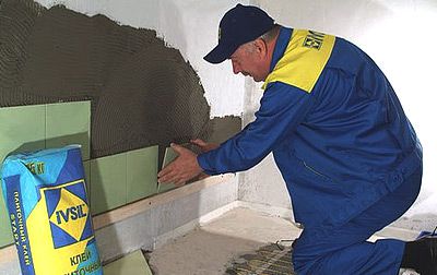 В ванной на стену и пол кладем плитку