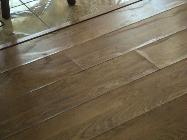 Пример явно некачественного ламината, который испортился от воздействия влаги