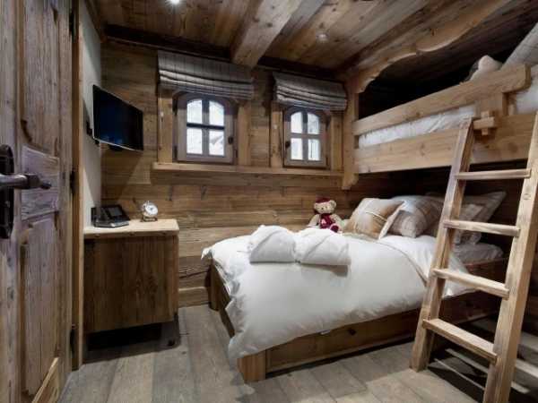 Спальня в доме из бруса в стиле лофт